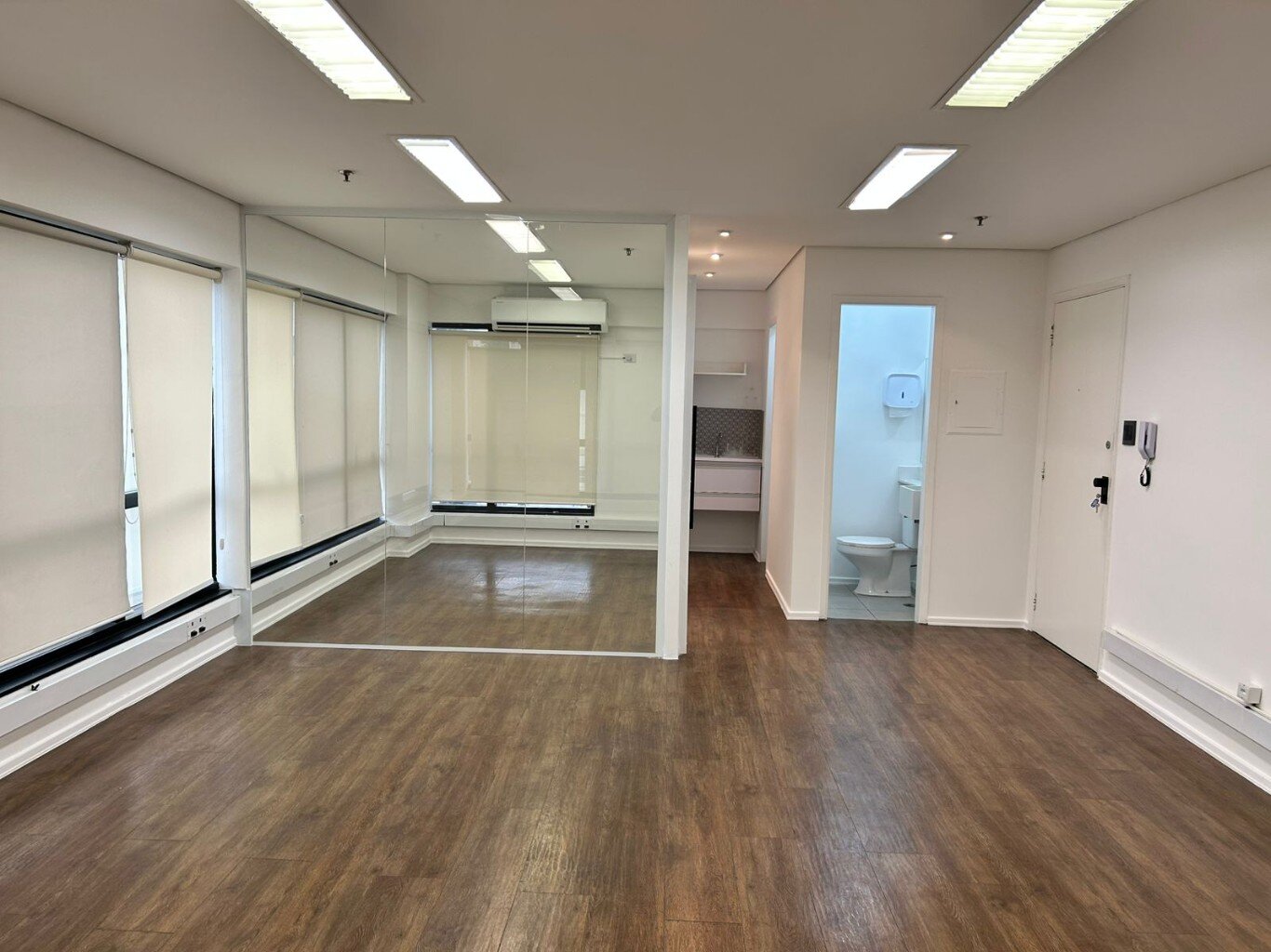 Vila Olímpia! Conj. com. 58 m² Ar condicionado 2 salas 2 banhs 1 vaga para venda e locação