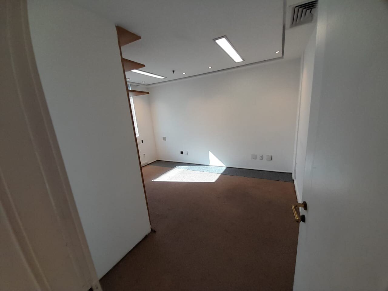 Jardins! Sala comercial (70 m²) com 2 vagas à venda!