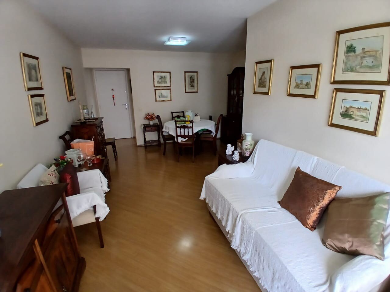 Vila Olímpia! Aptº mobiliado 2 quartos (1 reversível), 2 banheiros c/ varanda para venda e locação
