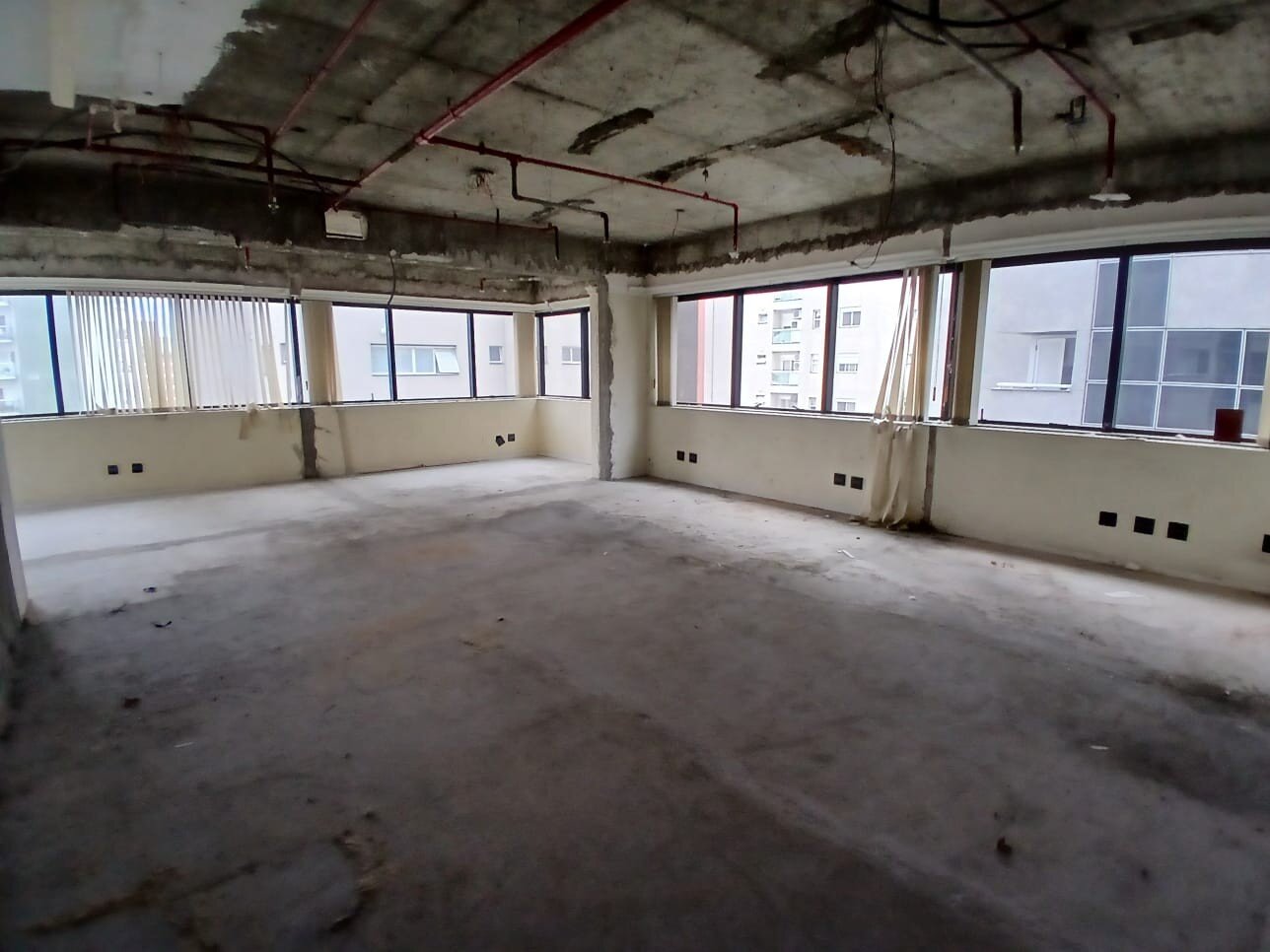 Itaim Bibi! Conj. Comercial no contra-piso (103 m²) com 2 banheiros e 2 vagas à venda!