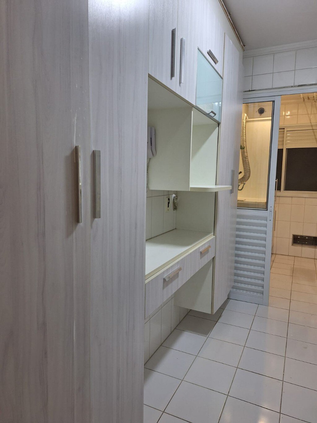 Itaim Bibi! Conj. Comercial no contra-piso (103 m²) com 2 banheiros e 2 vagas à venda!