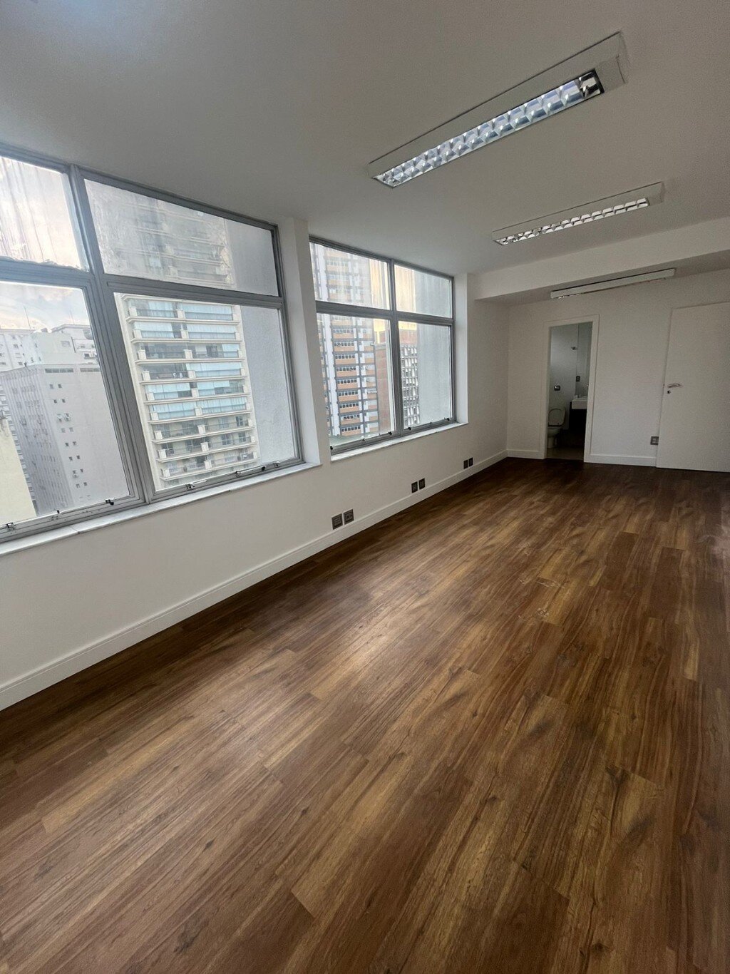 Itaim! Laje comercial com 555 m² com 11 banheiros e 11 vagas para locação