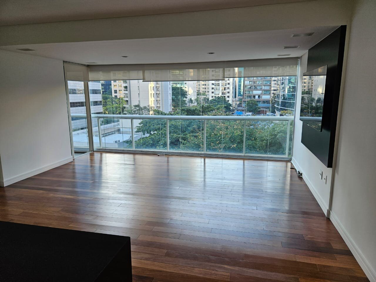 Itaim Bibi! Apto 91 m²  Semi Mobiliado com 2 suítes 3 banhs. e 2 vagas para venda