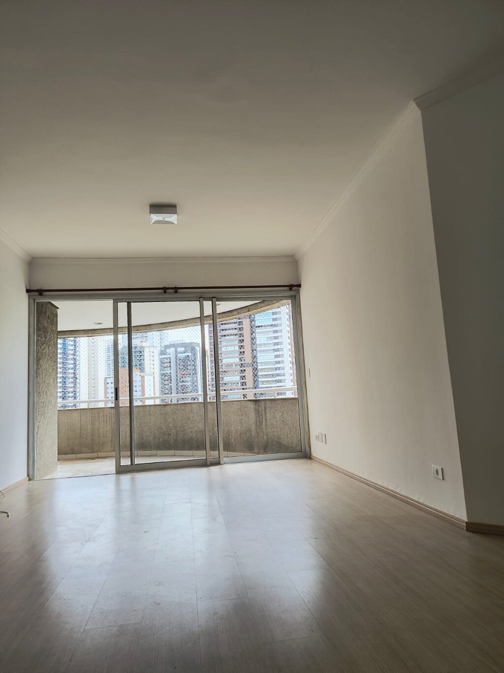 Itaim Bibi! Conjunto de 120 m² 4 salas 3 banhs. 2 vagas para venda e locação