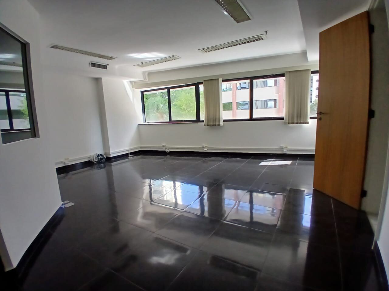 Brooklin! Sala comercial 55 m2 4 salas 2 banhs. 2 vagas para venda e locação