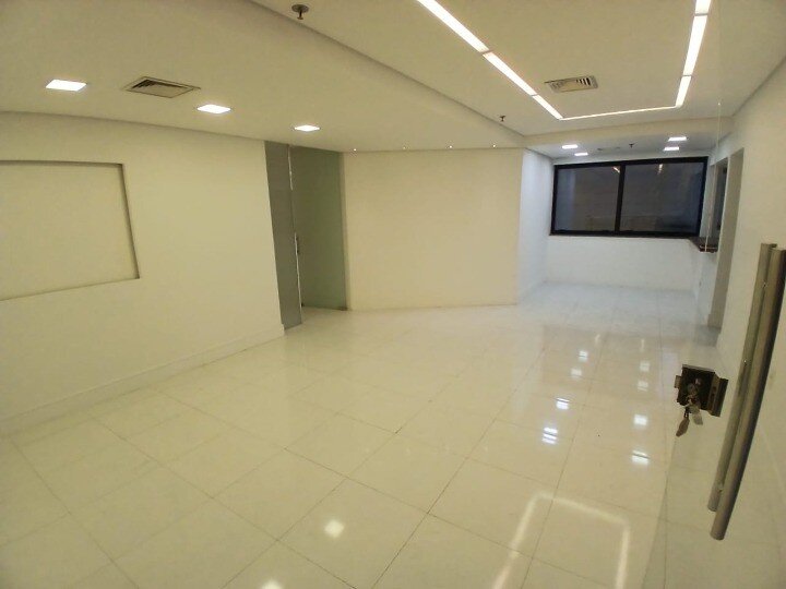 Brooklin! Sala comercial  59 m² 4 salas 2 banhs. 2 vagas para locação