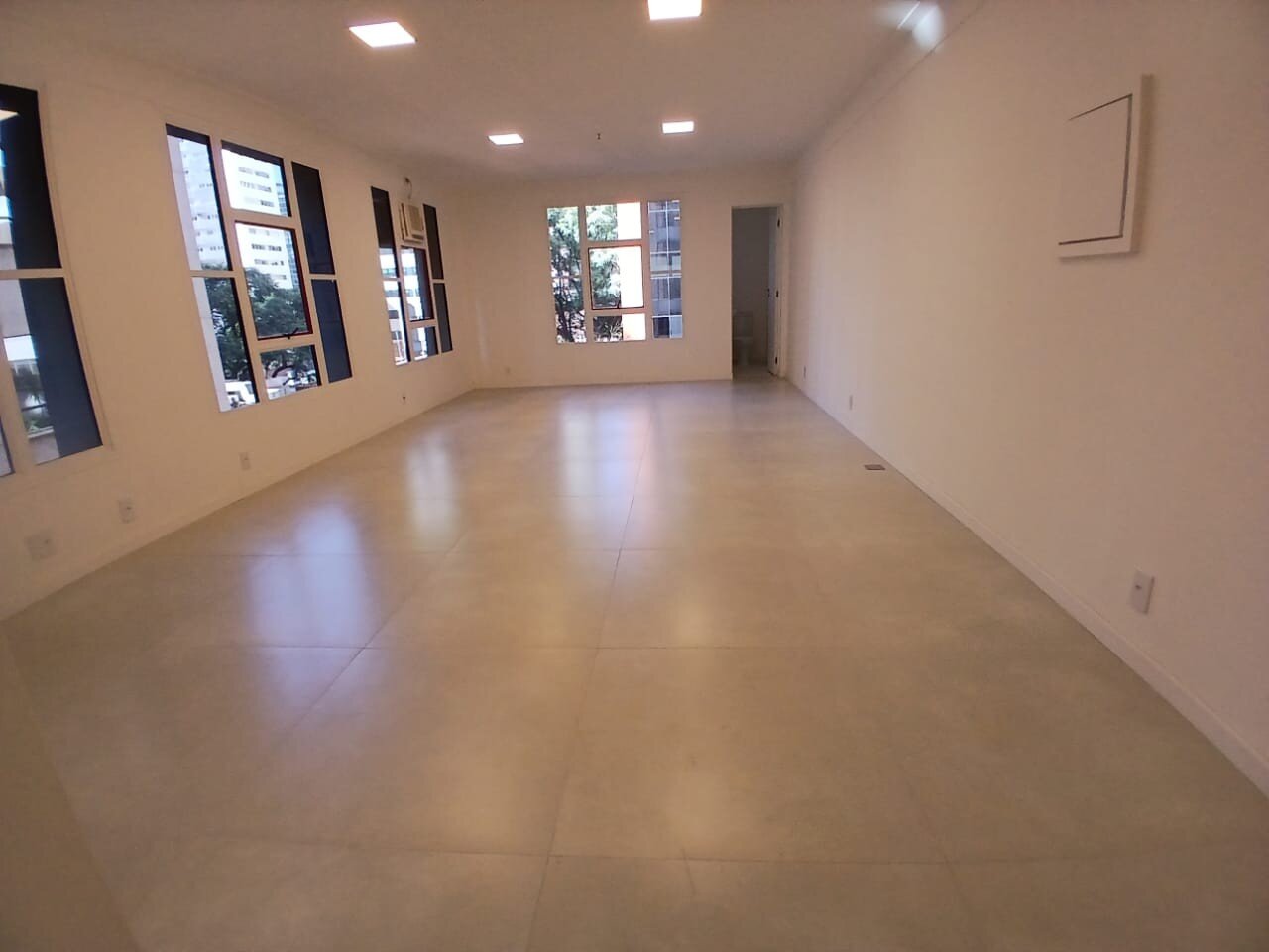 Vila Olímpia! Sala comercial 46 m² 2 banhs. 1 vaga e vaga para visitante para aluguel