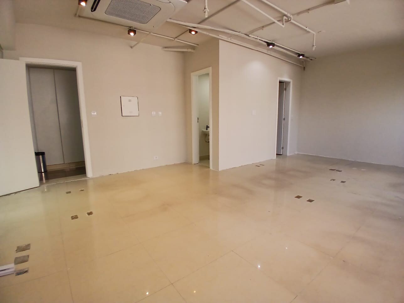 Vila Olímpia! Conjunto 68 m² 2 salas 4 banheiros 2 vagas para venda e aluguel,