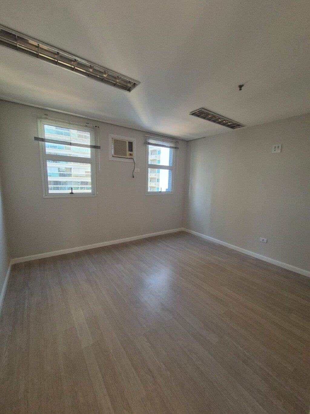 Vila Olímpia!!!  Studio  26 m²  1 banh. com janela ar cond. armár. sem vaga p/ venda e aluguel